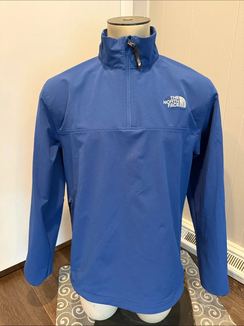 E The North Face Men's Medium Blue Performance Jacket